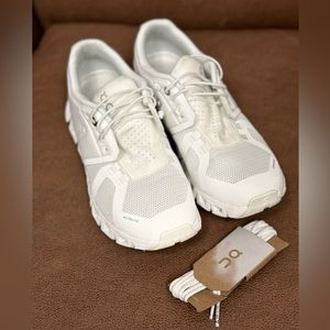 Women’s sz 7 On Cloud 5